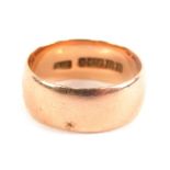 A 9ct gold wedding band, size S, 6g.