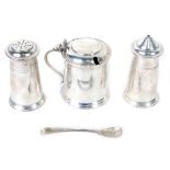 A George V silver three piece cruet set, by Viners, comprising mustard pot with blue glass liner, 8c