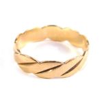 A 9ct gold band, twist design, size M, 1.8g.