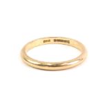 A 9ct gold wedding band, size R, 2.5g.