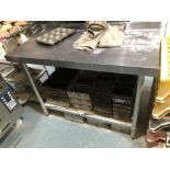 Strat tins, baking trays, knife sets and other residual hardware. NB. VAT is payable on this lot at