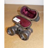 A pair of late 19th/early 20thC opera glasses, in a leather case.