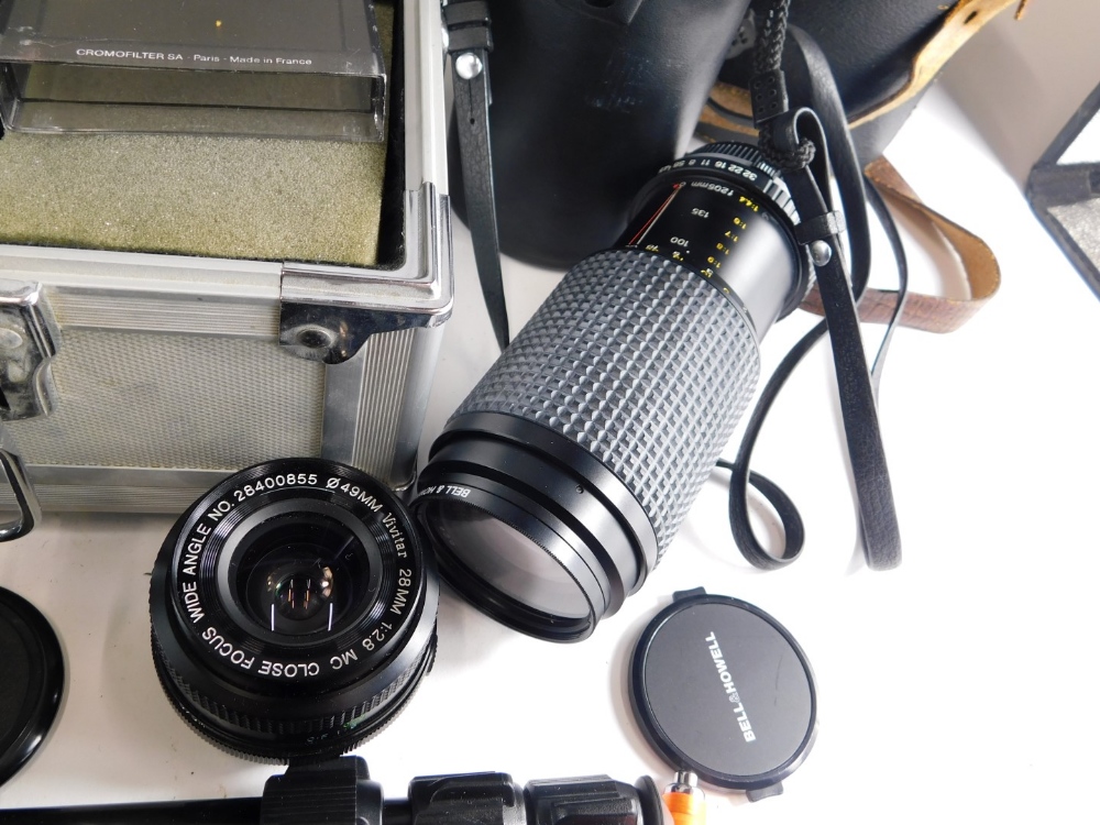 Various cameras, binoculars and related equipment, rectangular camera travel case containing a quant - Bild 3 aus 4