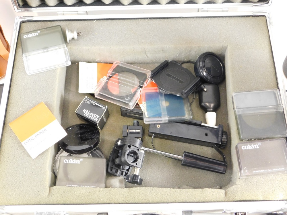 Various cameras, binoculars and related equipment, rectangular camera travel case containing a quant - Bild 2 aus 4