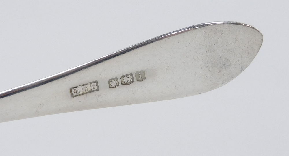 A set of twelve silver coffee spoons, with line and raised clover decoration to each handle, Sheffie - Bild 2 aus 2