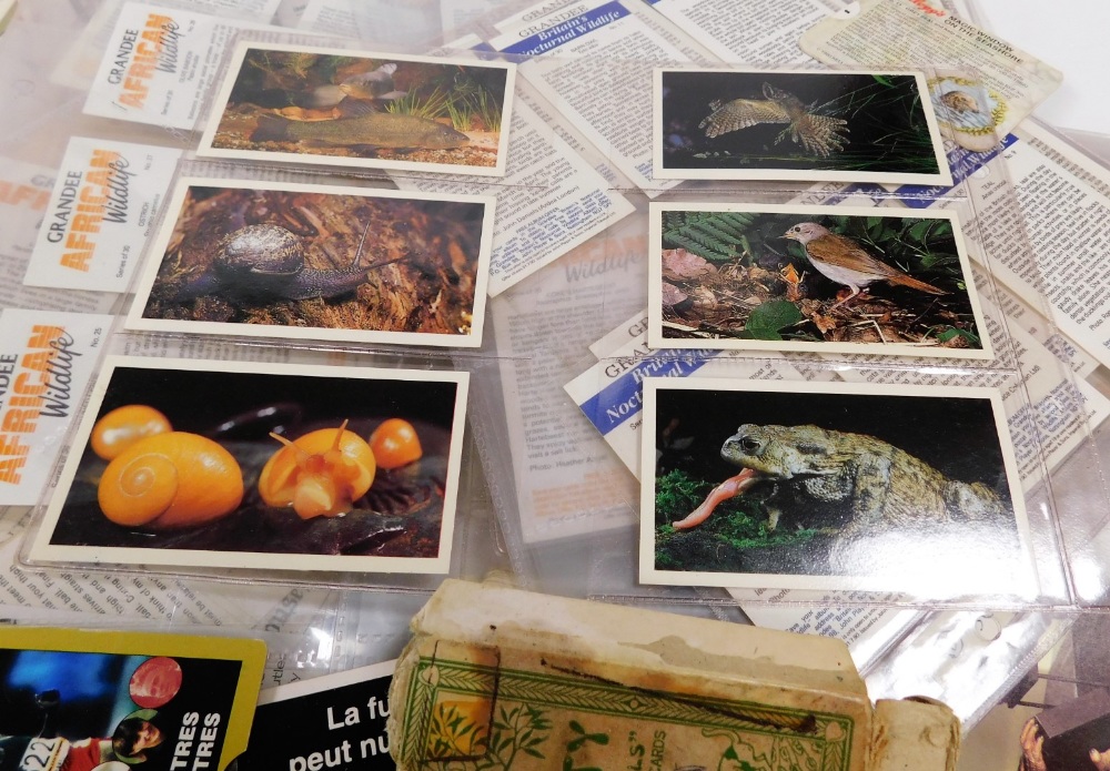 A group of trade, cigarette and other cards, various makers, etc. (a quantity) - Bild 2 aus 3