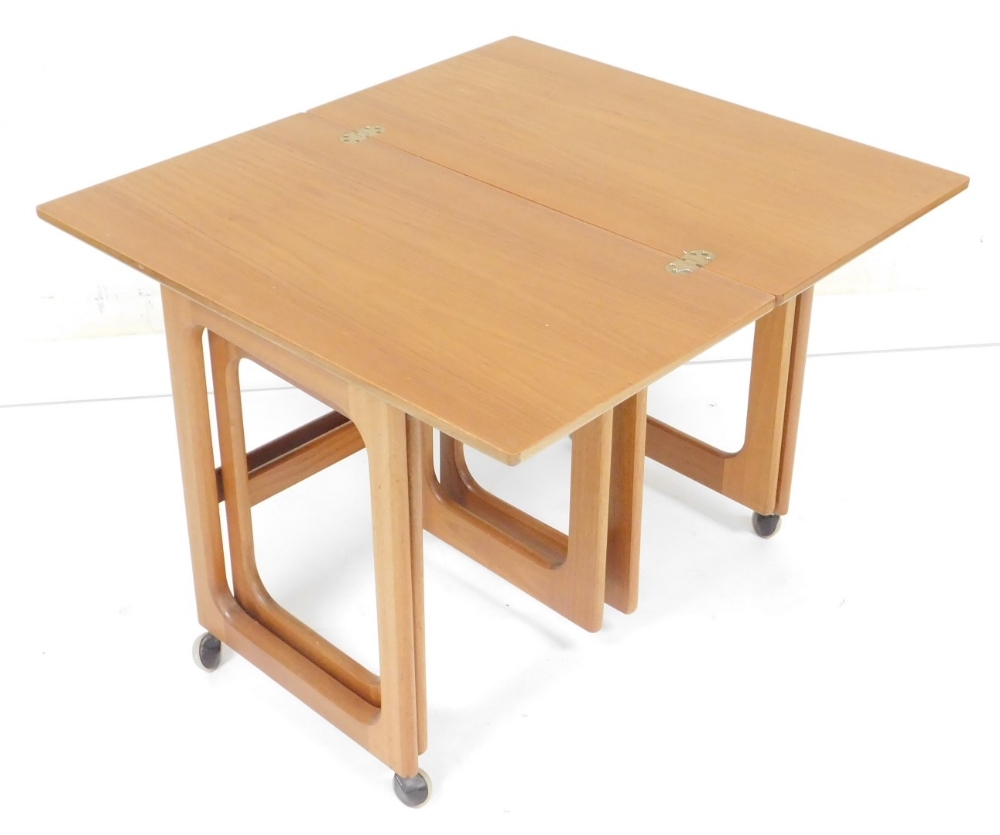 A McIntosh of Kirkcaldy teak nest of three tables, the larger tea table with a rectangular hinged fo - Bild 2 aus 3