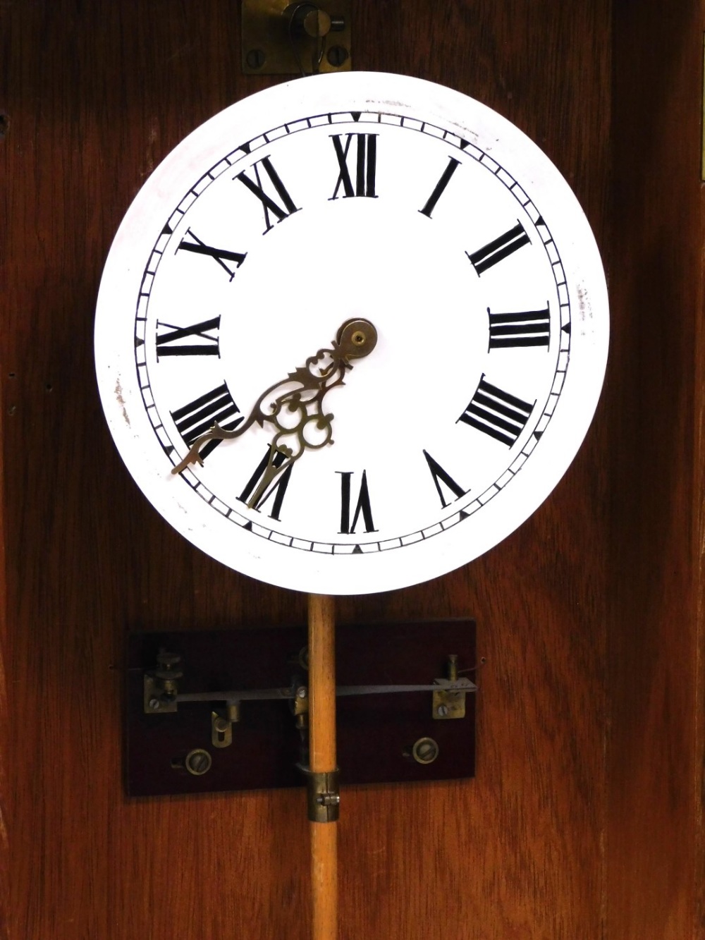 An electric wall clock, the dial with painted Roman numerals, in a teak case, the glazed door enclos - Bild 3 aus 3