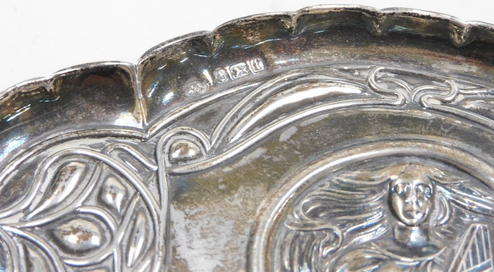 An Edward VII Art Nouveau trinket tray, embossed centrally with a figure of a lady with flowing hair - Bild 2 aus 2