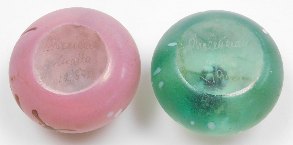 Two Phoenician glass paperweights, one green and the other pink with similar splash and drip decorat - Bild 2 aus 2