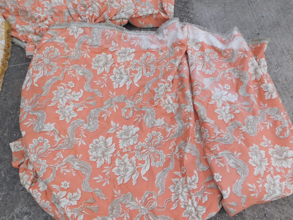 A pair of full length curtains, in patterned coral coloured fabric. - Bild 3 aus 4