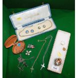 Various costume jewellery, to include cross pendant, signet ring, brooch, etc.