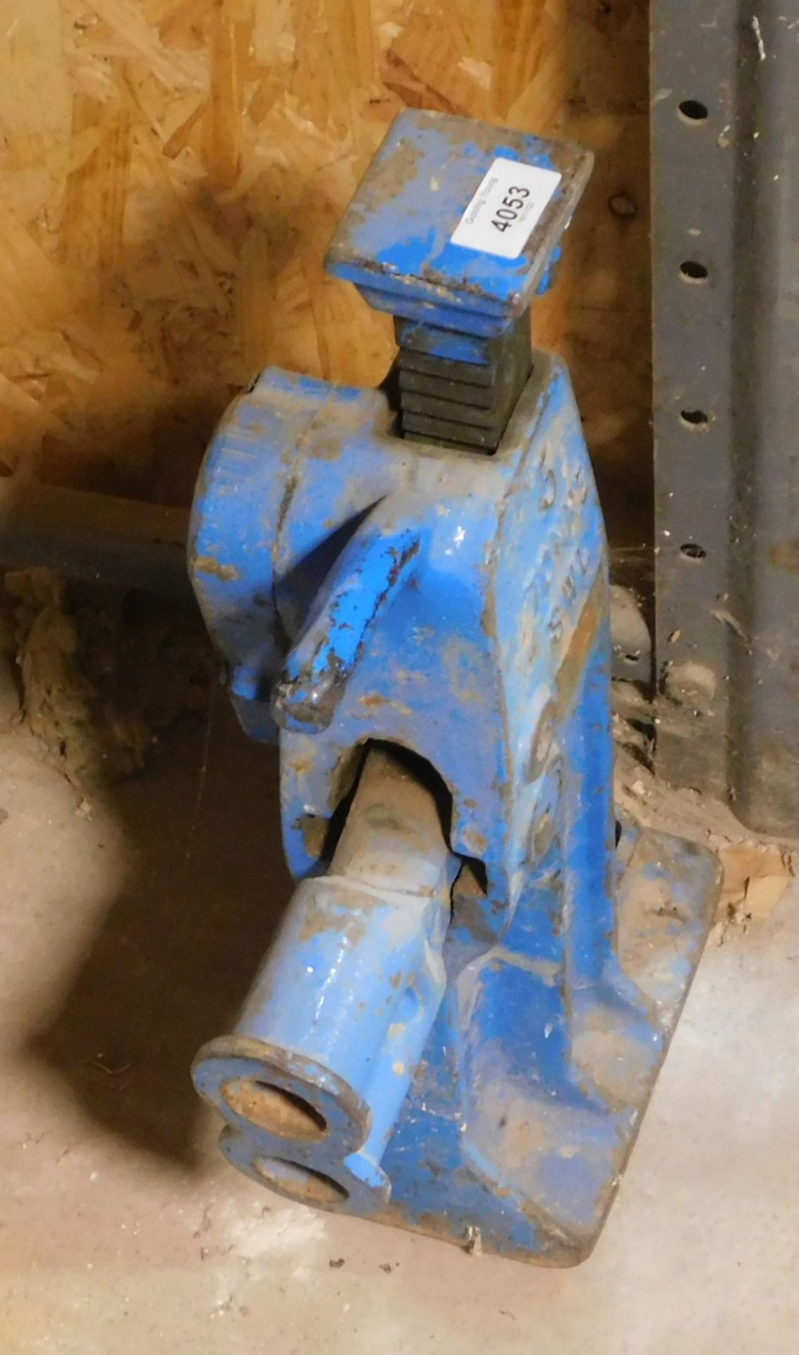 A five tonne carriage jack. VAT is also payable on the hammer price of this lot. - Image 2 of 2