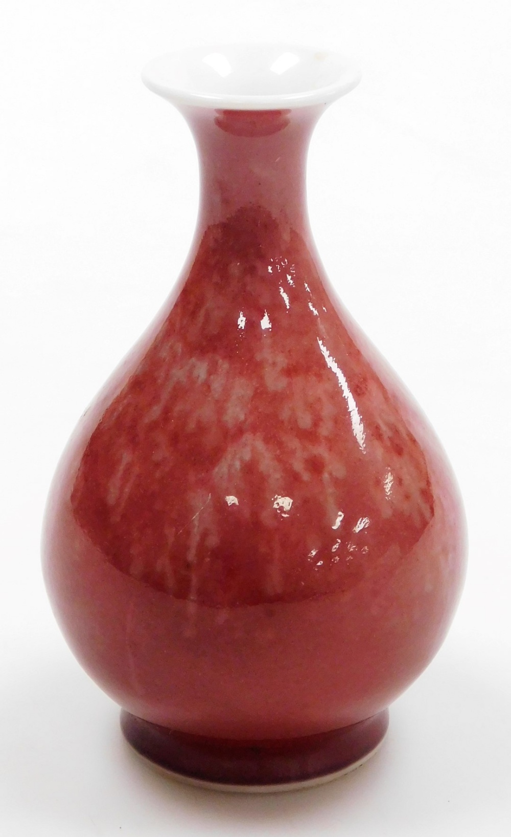 A Chinese sang de boeuf porcelain vase, of baluster form, with an uneven colour, Kangxi six characte - Bild 2 aus 4
