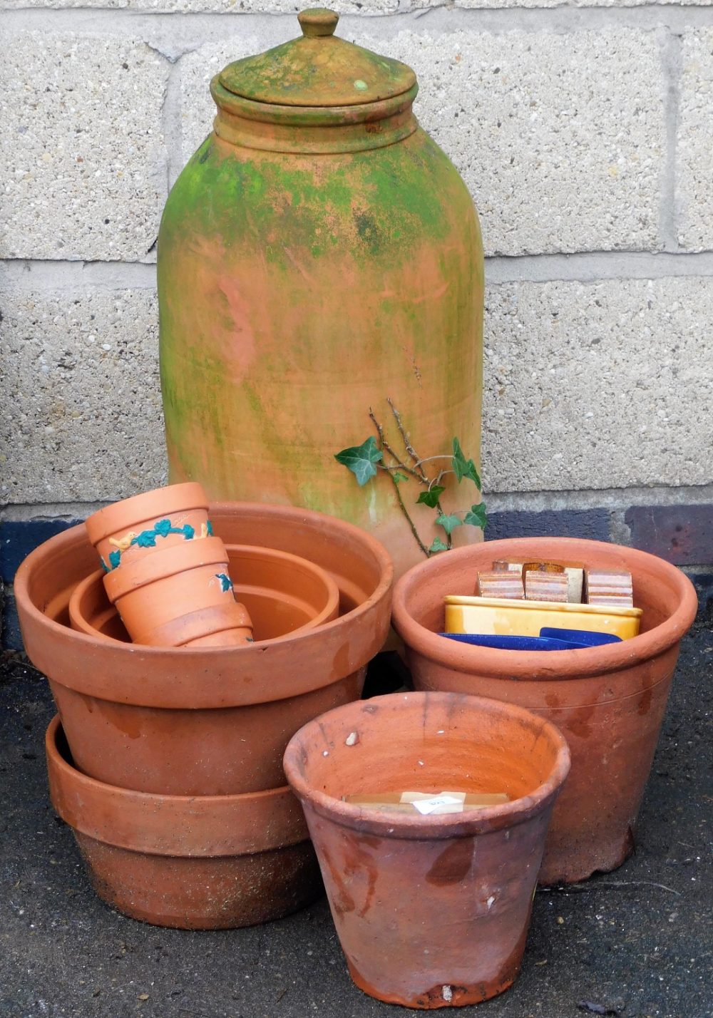 Various terracotta garden pots, and a further planter of bell shaped form, with lid, 72cm high.
