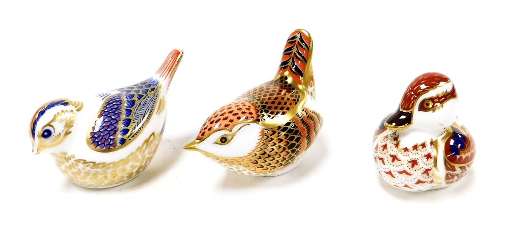 Three Royal Crown Derby porcelain imari bird paperweights, comprising Goldcrest, 9cm wide, Wren, 9cm