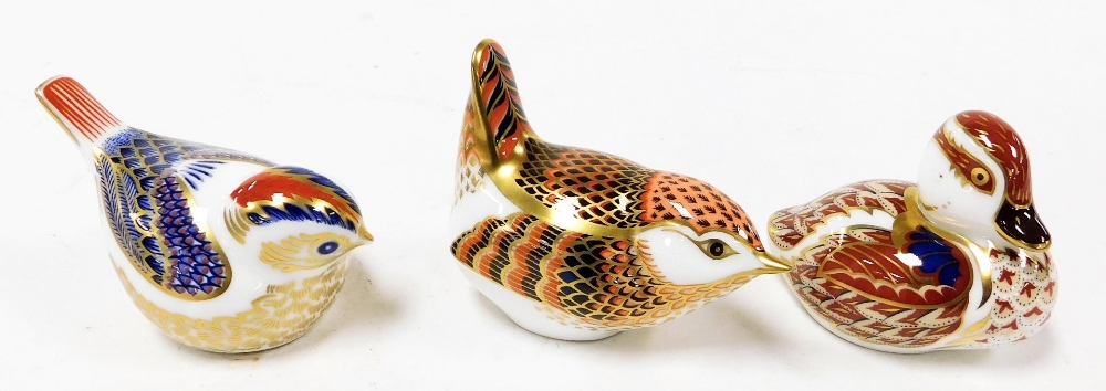 Three Royal Crown Derby porcelain imari bird paperweights, comprising Goldcrest, 9cm wide, Wren, 9cm - Image 2 of 3