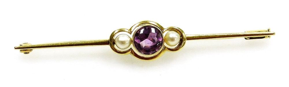 An Edwardian amethyst and seed pearl bar brooch, set in yellow metal, stamped 585, 3.2g.