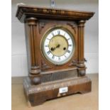 An early 20thC oak cased mantel clock, with Roman numeric dial, brass chapter ring, eight day moveme