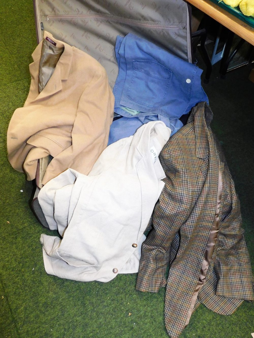 A quantity of gentleman's clothing, to include an Orvis cream linen jacket, size 50, wool blazer, si