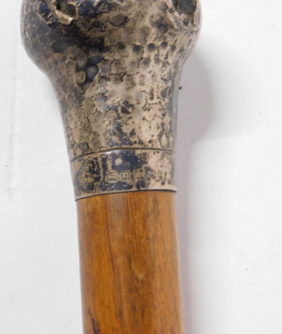 An early 20thC oak walking cane, with silver handle, hallmarks indistinct, 91cm high. - Image 4 of 4