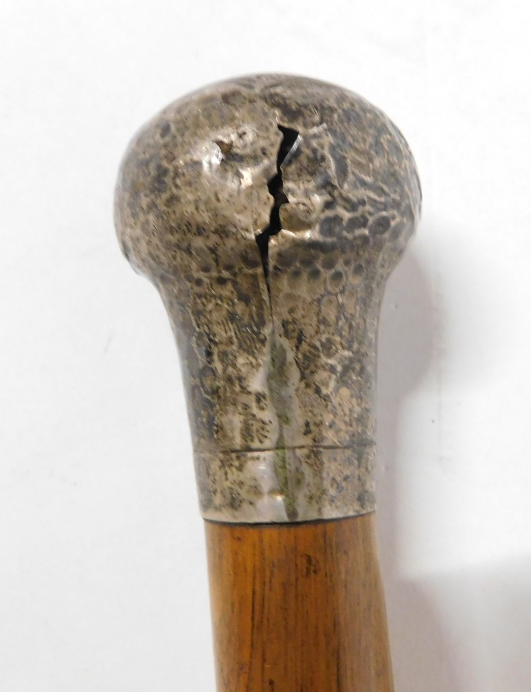 An early 20thC oak walking cane, with silver handle, hallmarks indistinct, 91cm high. - Image 3 of 4