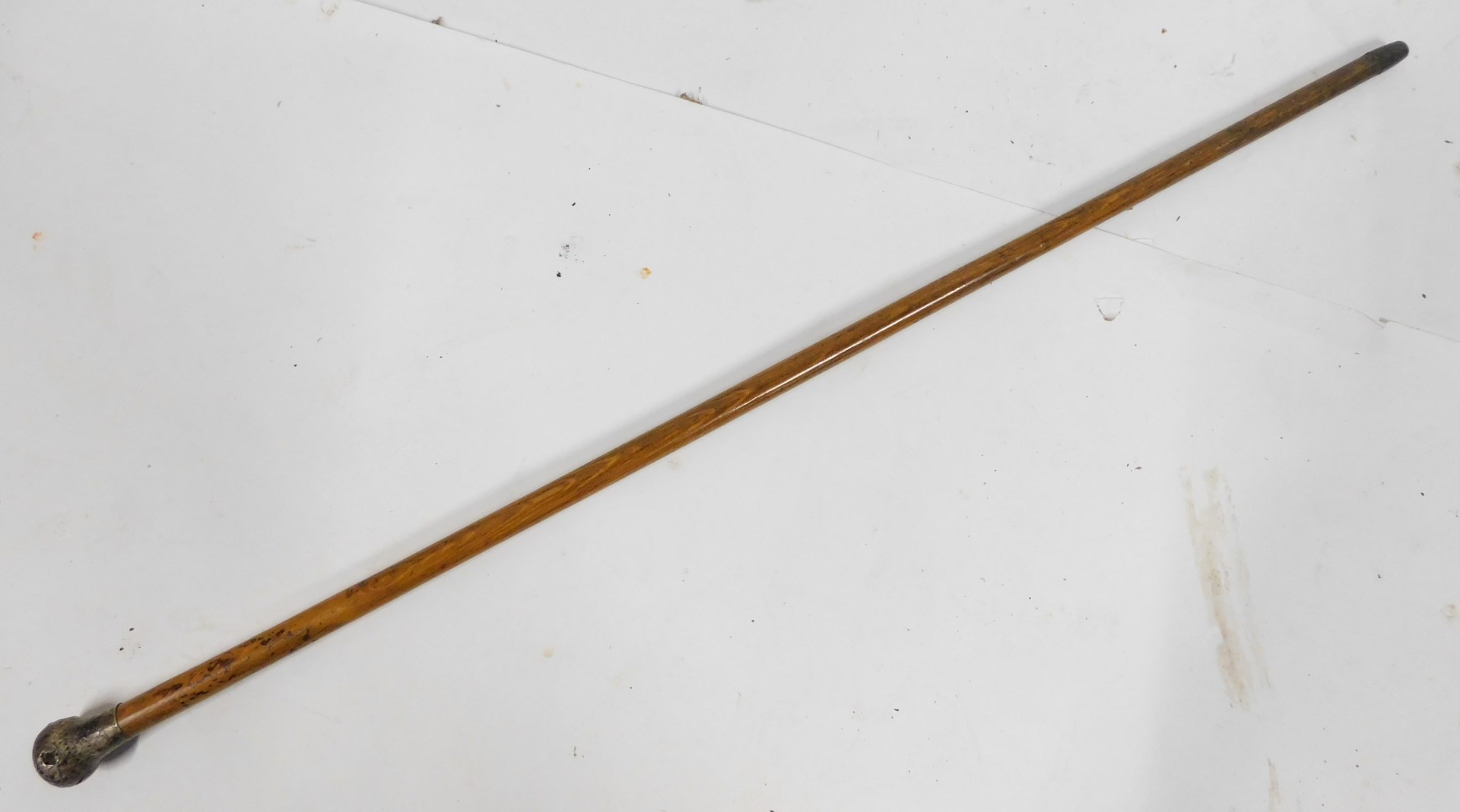 An early 20thC oak walking cane, with silver handle, hallmarks indistinct, 91cm high. - Image 2 of 4