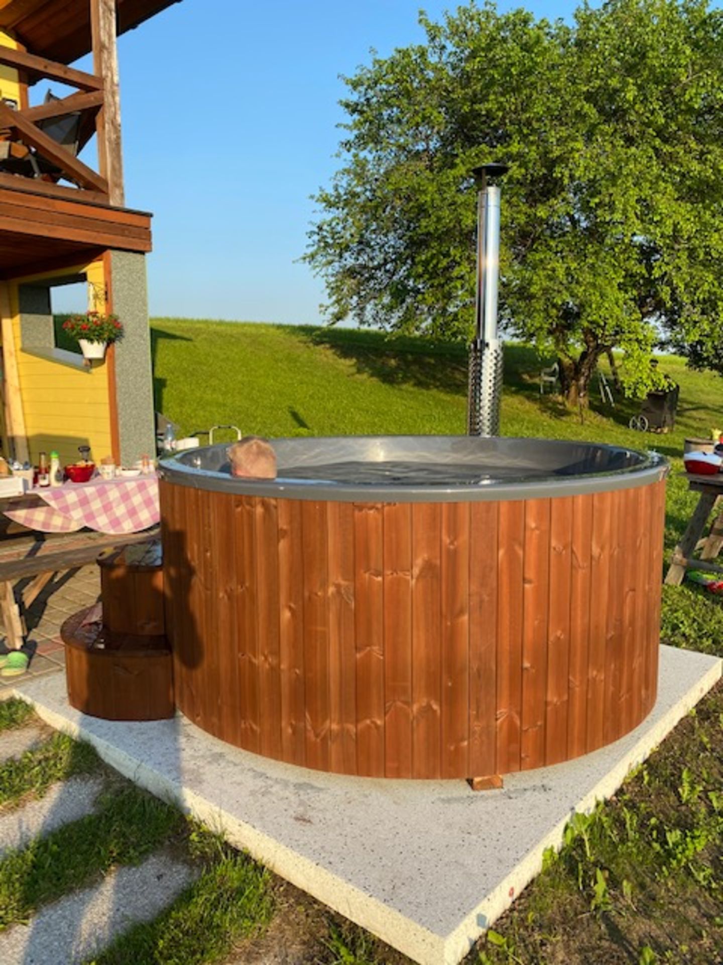 + VAT Brand New Deluxe 200 Hot Tub - 4/6 Person - 19mm Thickness - 200cm Diameter 95cm Tall - 270Kg - Image 3 of 5