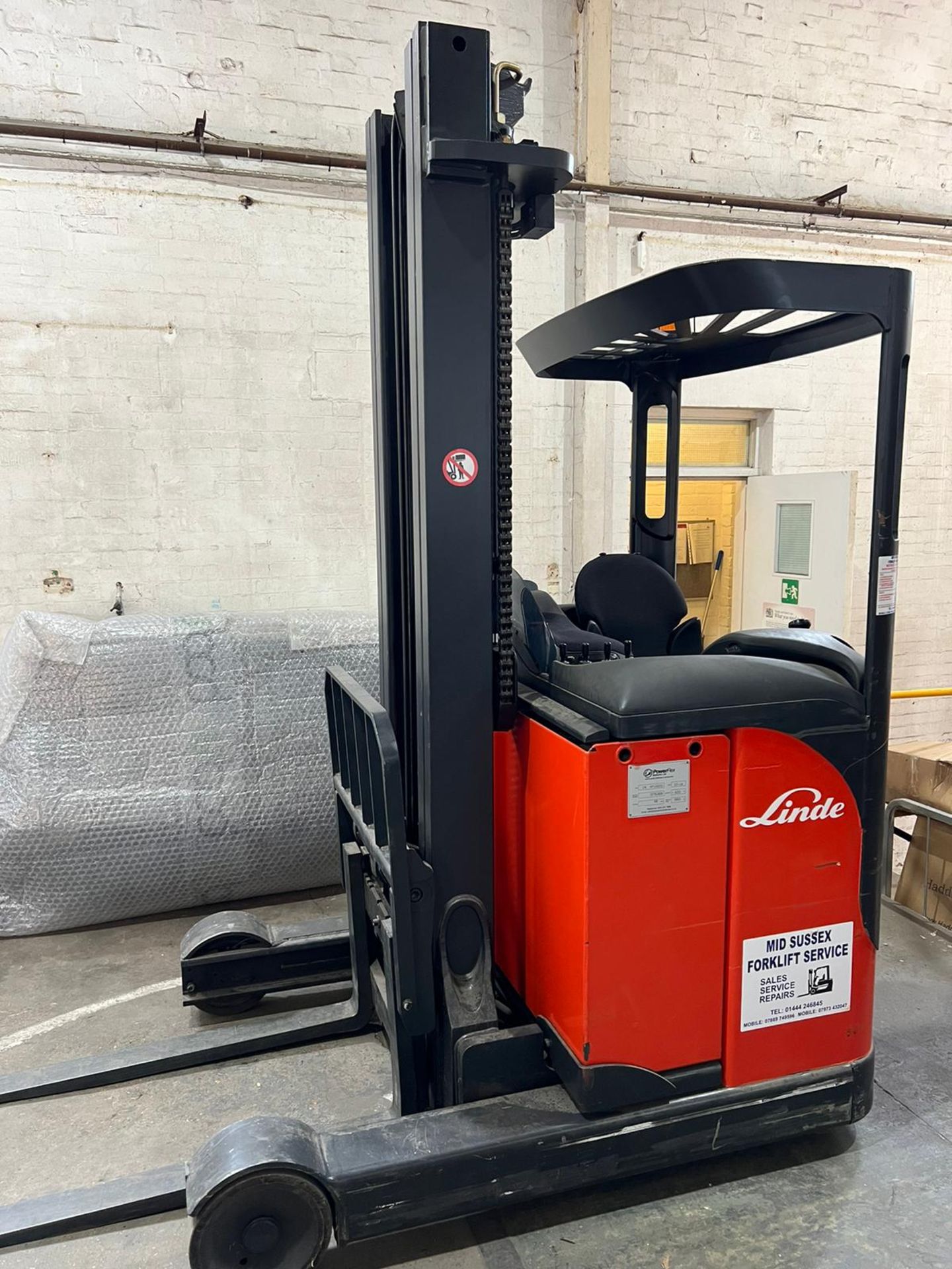 + VAT 2014 Linde Electric Reach Truck/Forklift - Double Mast - Keyless Operation - 3064 Hours -