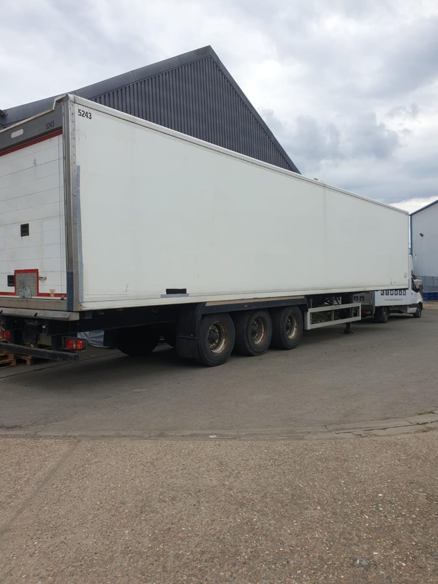 + VAT 2013 Montracon 13.6m Tri-Axle Insulated Box Trailer - Roller Shutter At Rear - 4.065m Overall - Image 3 of 4