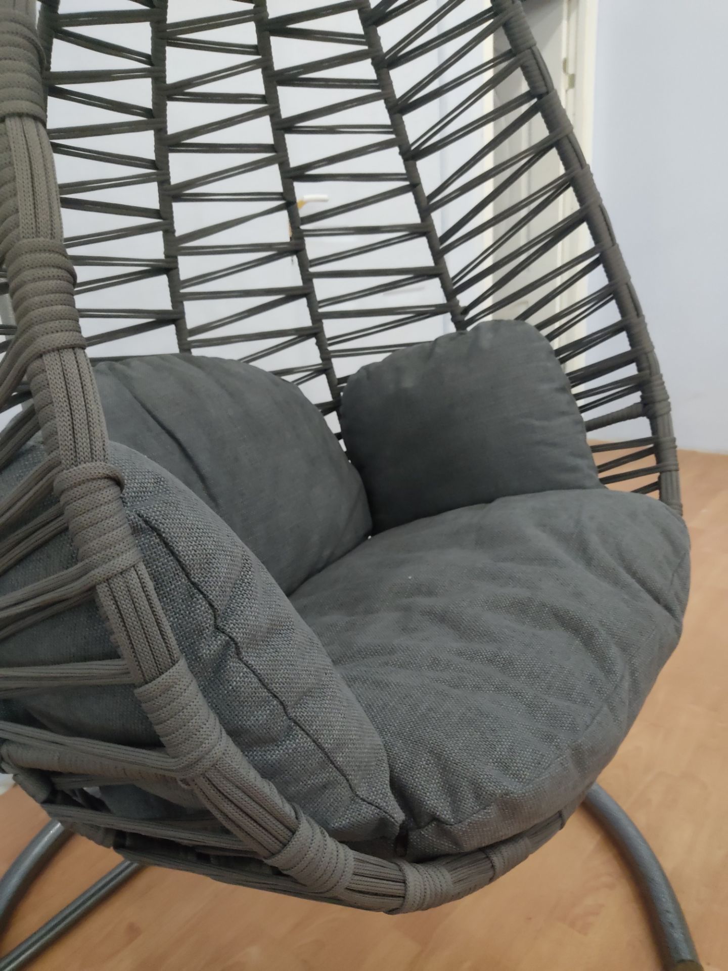 + VAT Brand New Chelsea Garden Company Adult Macrame Swing Hanging Chair - Dark Grey - Item Is - Bild 3 aus 3