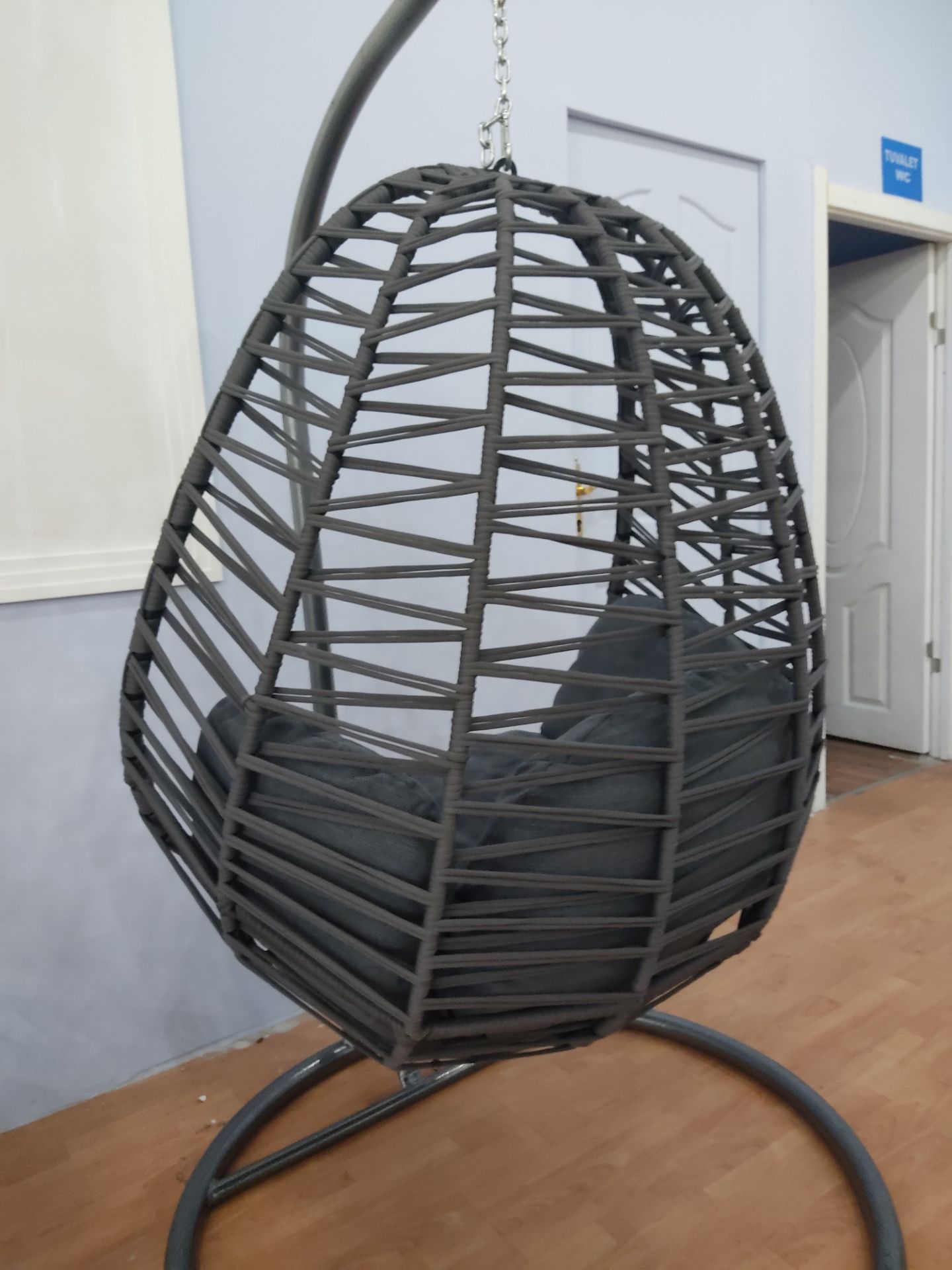 + VAT Brand New Chelsea Garden Company Adult Macrame Swing Hanging Chair - Dark Grey - Item Is - Bild 2 aus 3