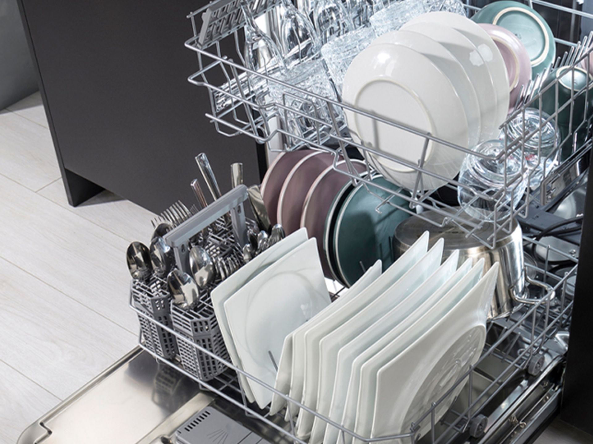 + VAT Grade B ISP £279 - Hisense HS60240XUK Full Size Dishwasher - 13 Place Settings - 39 Minute - Image 2 of 3