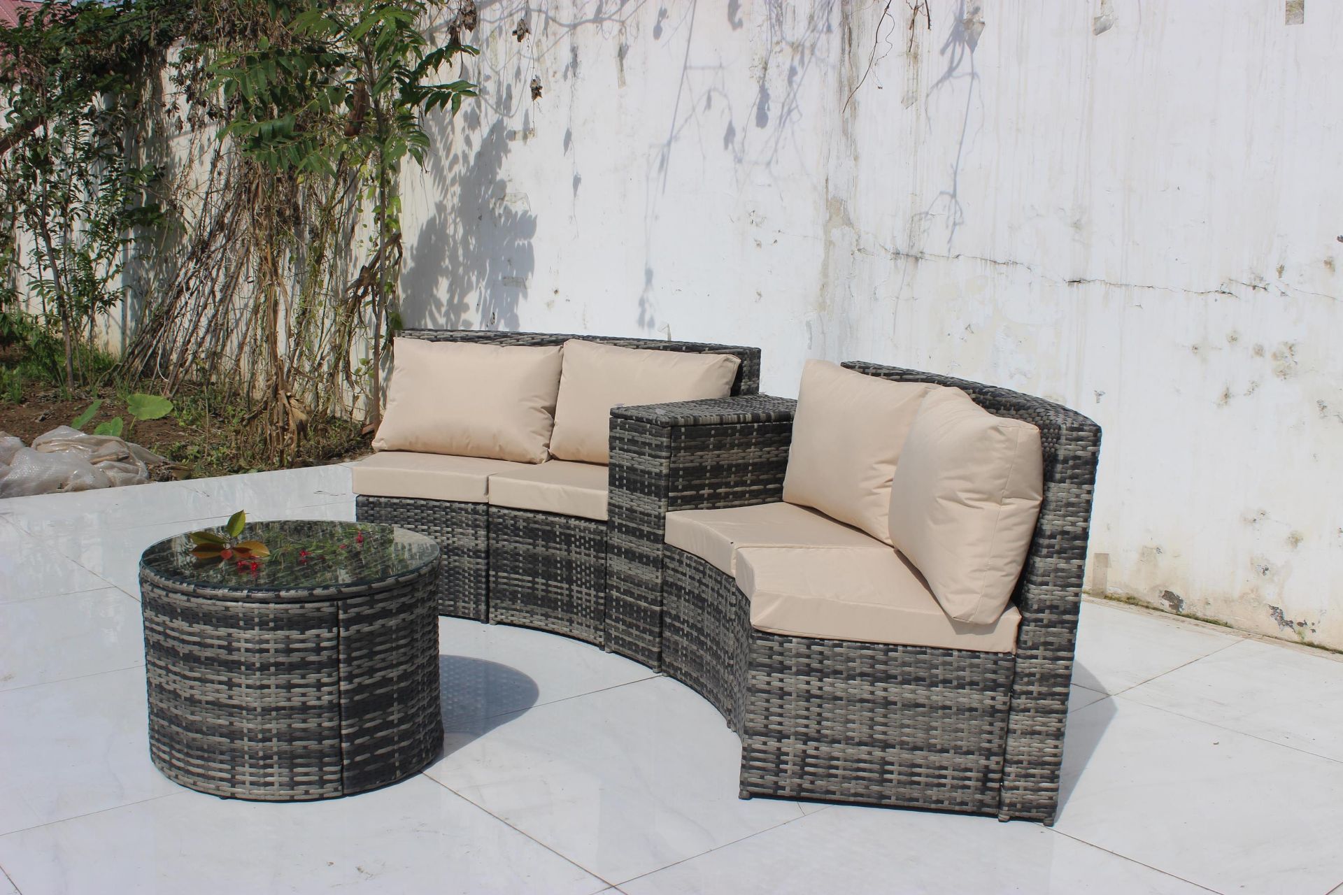 + VAT Brand New Chelsea Garden Company Light Brown Semi Circular Sofa Set With Circular Table - - Bild 2 aus 4