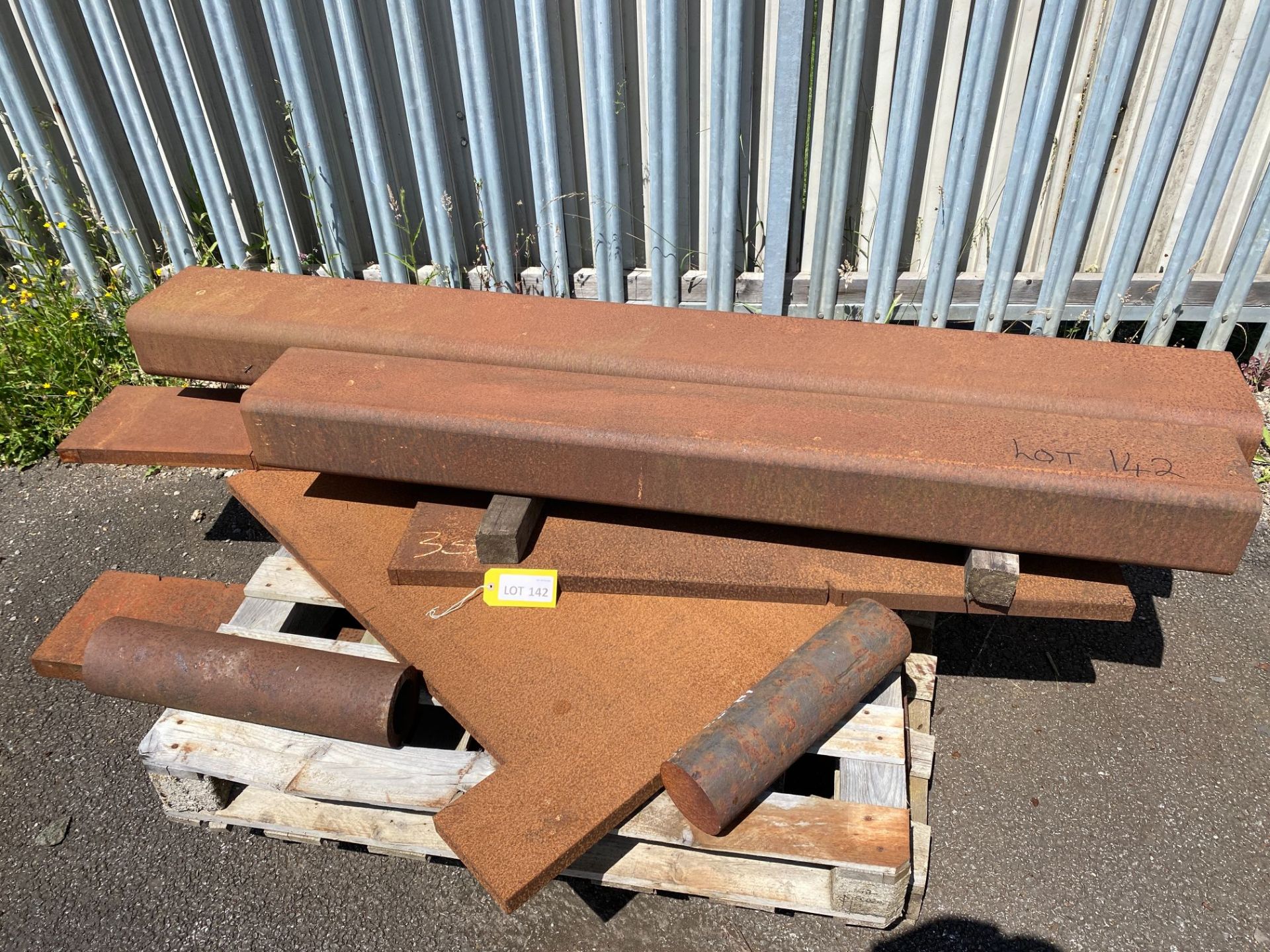 8 x mild steel box section, bar, plate offcuts (heavy gauge) as lotted