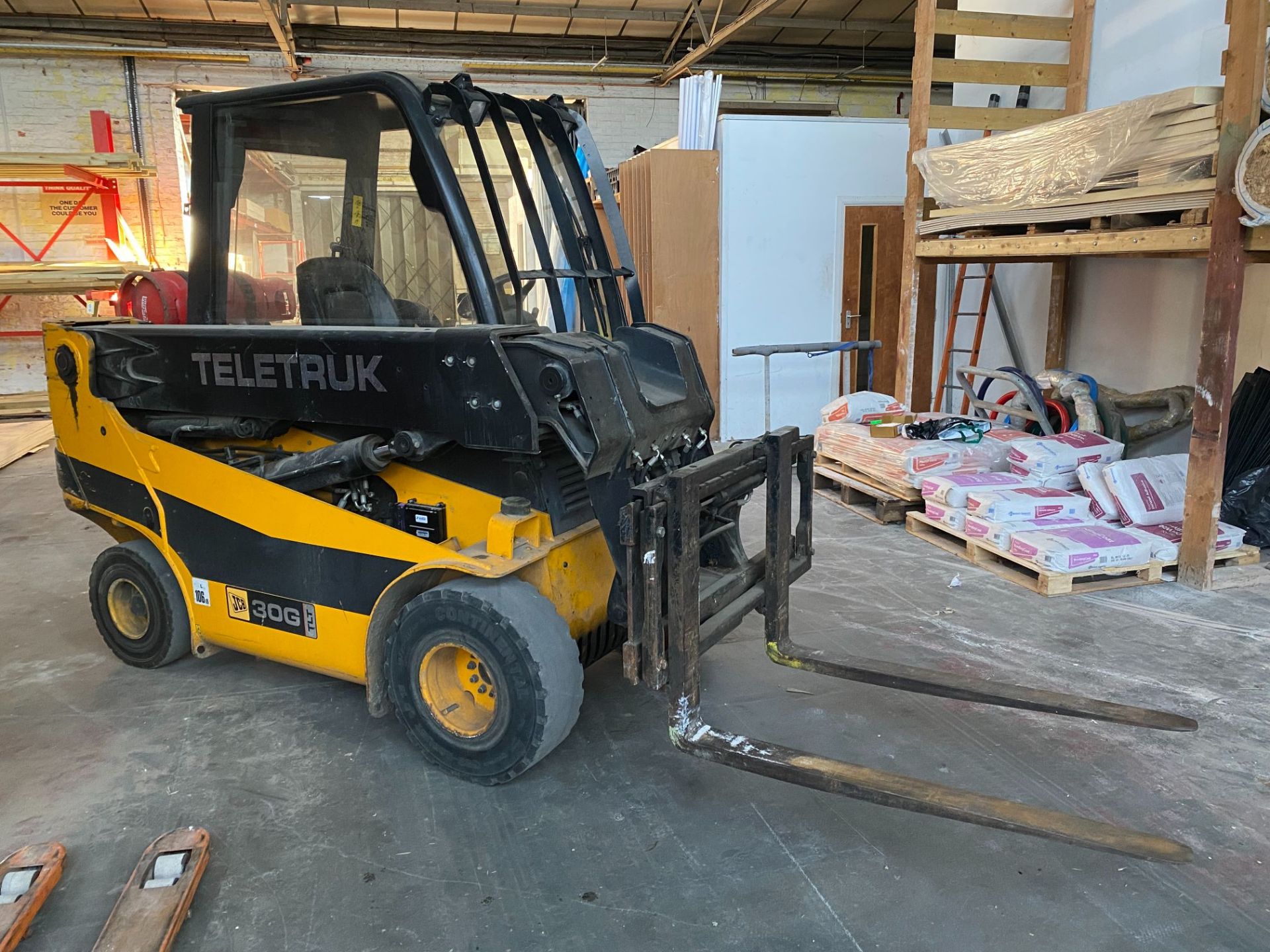 JCB Teletruk 30G 3000kg telescopic LPG forklift truck, serial no: JCBTLT30E915393372 - 2,758 - Image 3 of 16