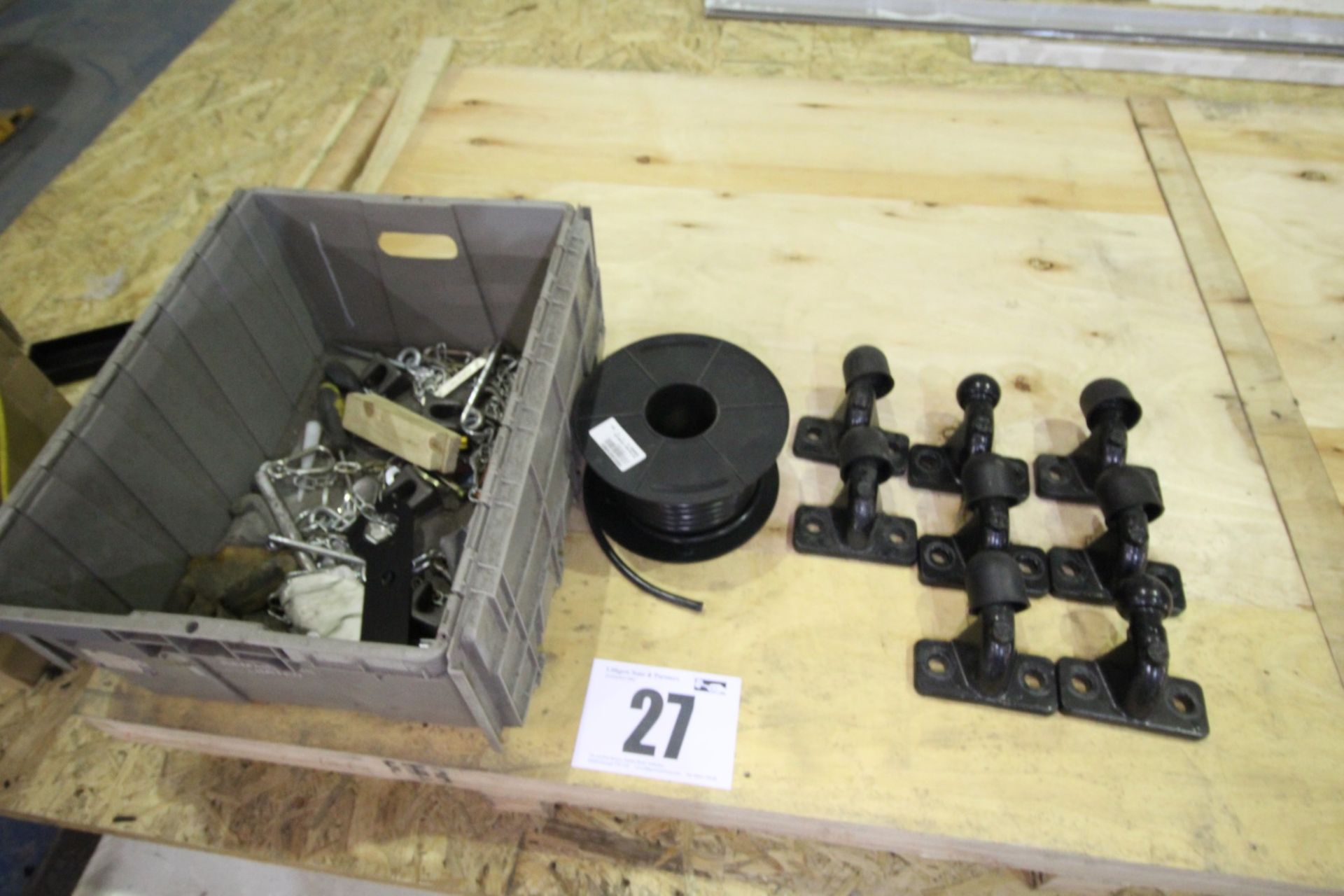 VEHICLE TRAILER FITTINGS, INCLUDING 8x TOW BALLS, TRAILER LIGHT CABLE, GREY BOX AND CONTENTS OF