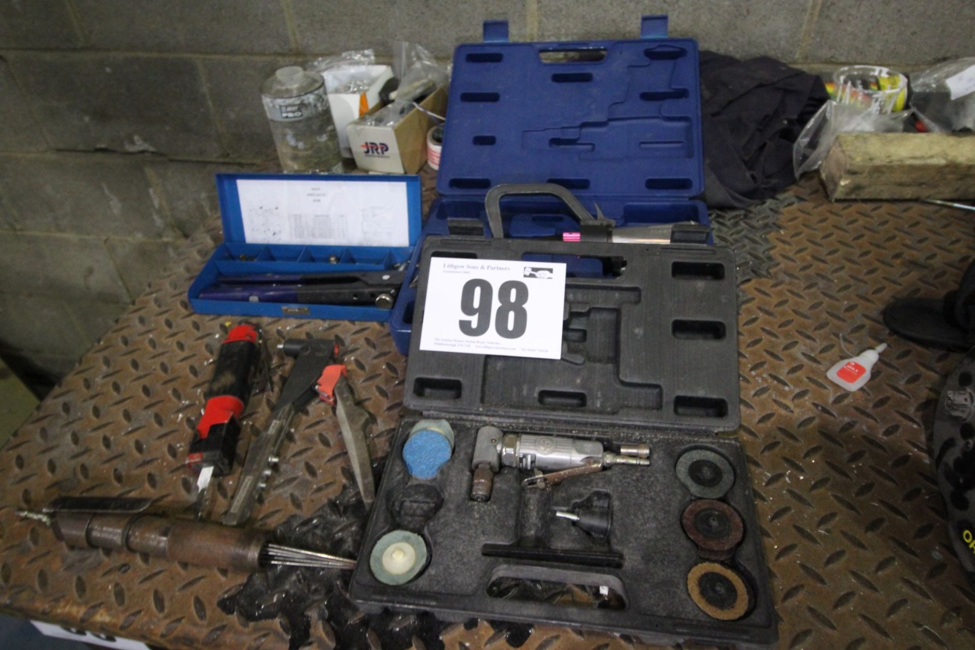 REMAINDER OF WORKBENCH, INCLUDING AIR-OPERATED MINI SANDING SET, AIR-OPERATED HOLE DRILLER, RIVET