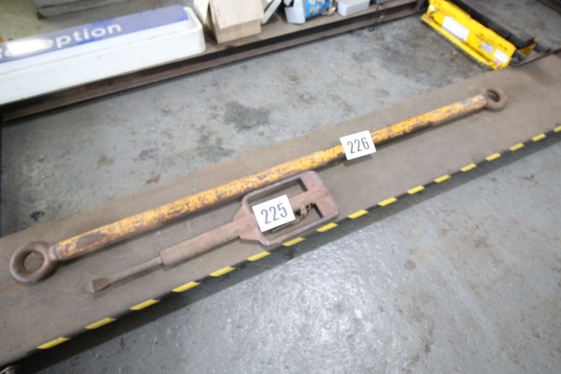 APPROX. 7FT COMMERCIAL VEHICLE TOWING BAR WITH EYES AT EITHER END