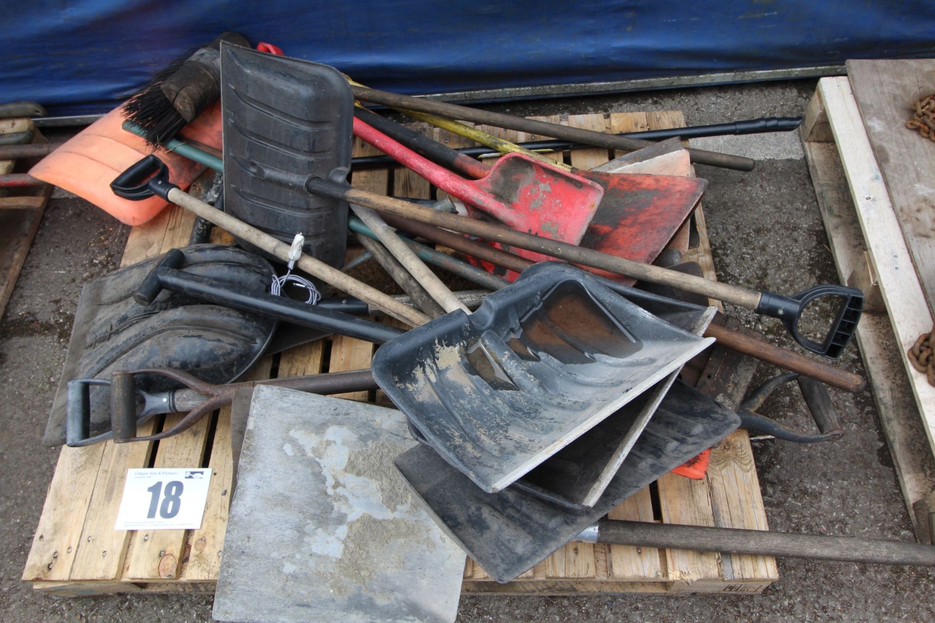 CONTENTS ON PALLET OF SHOVELS & SNOW SHOVELS