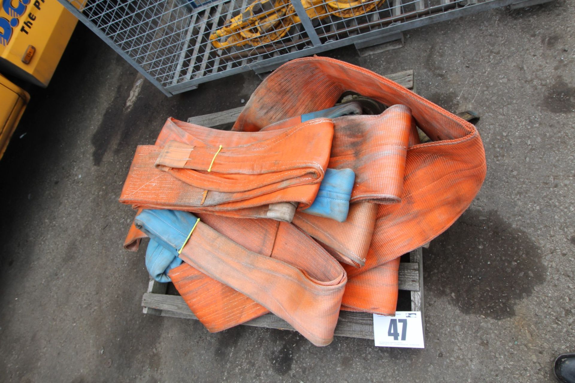 CONTENTS ON PALLET OF ORANGE LIFTING SLINGS