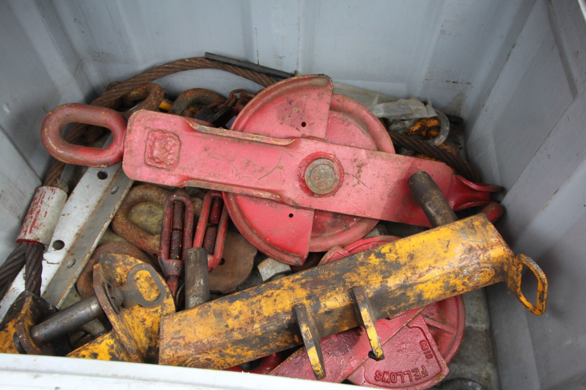 GREY PLASTIC CRATE & CONTENTS INC. 2 LARGE HEAVY SNATCH BLOCKS, SHACKLES & TENSIONERS
