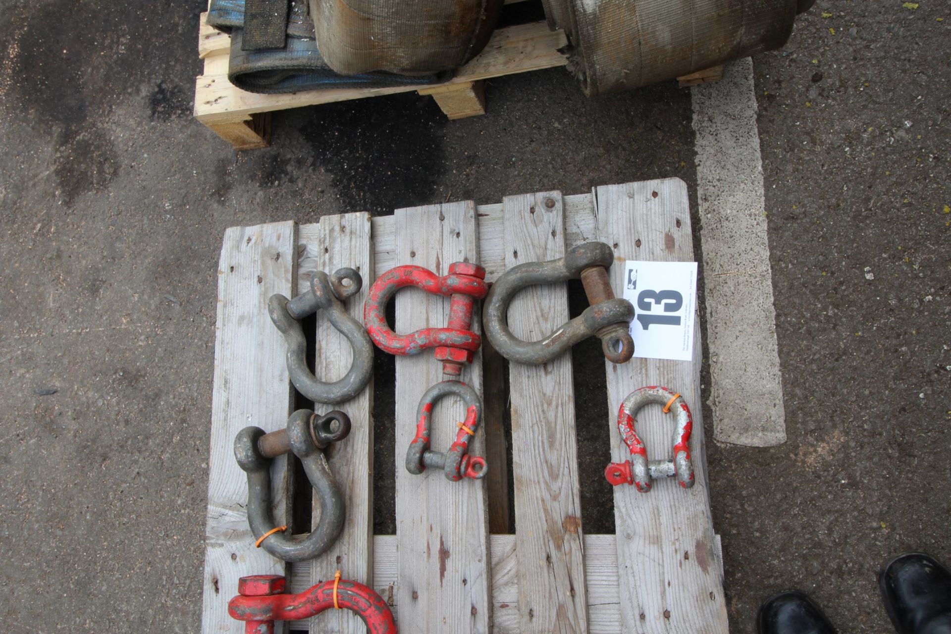 CONTENTS ON HALF PALLET OF 6 RED PAINTED & GALVANISED SHACKLES