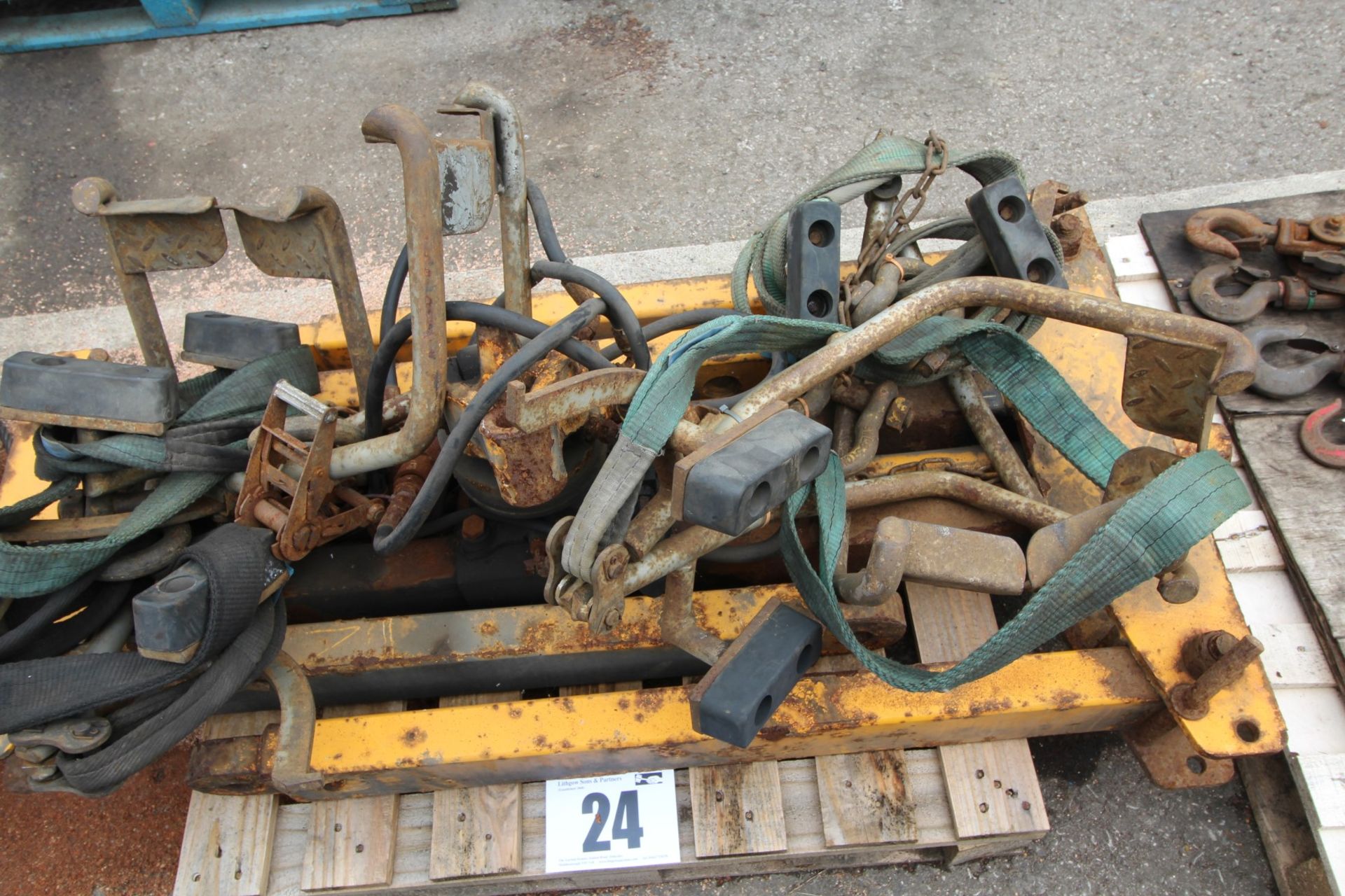 CONTENTS ON PALLET OF CRANE MOUNTABLE CAR LIFTING JIG WITH 3 CAR WHEEL BRACES