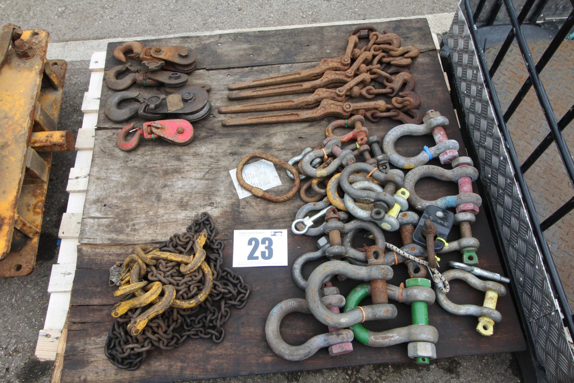 CONTENTS ON PALLET OF GALVANISED 'D' SHACKLES, CHAIN PULLS, SNATCH BLOCKS & LIFTING CHAIN