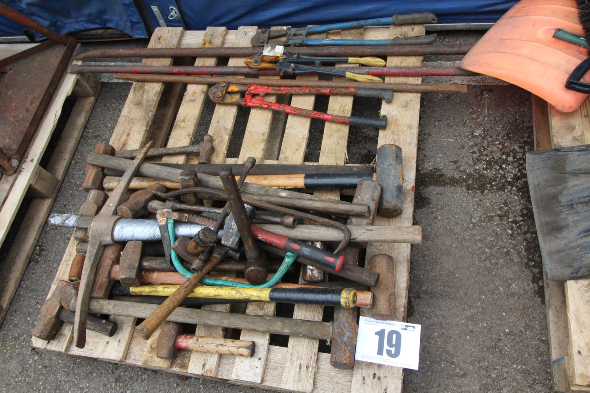 CONTENTS ON PALLET OF BOLT CROPPERS, PRY BARS, SLEDGE HAMMERS, PICK AXES & LUMP HAMMERS