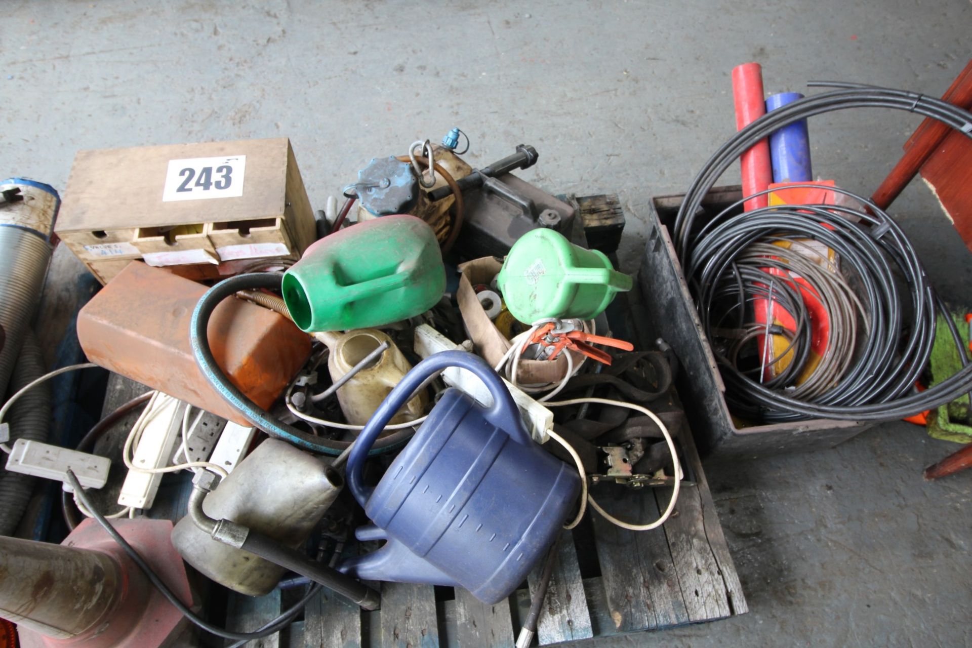 CONTENTS ON PALLET OF WATERING CANS, OIL CANS, EXTENSION LEADS & BLACK BOX & CONTENTS OF NARROW BORE