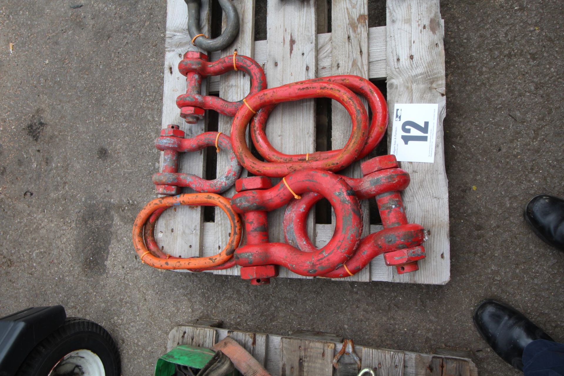 CONTENTS ON HALF PALLET OF 4 RED PAINTED HEAVY SHACKLES & 4 RED PAINTED LIFTING RINGS