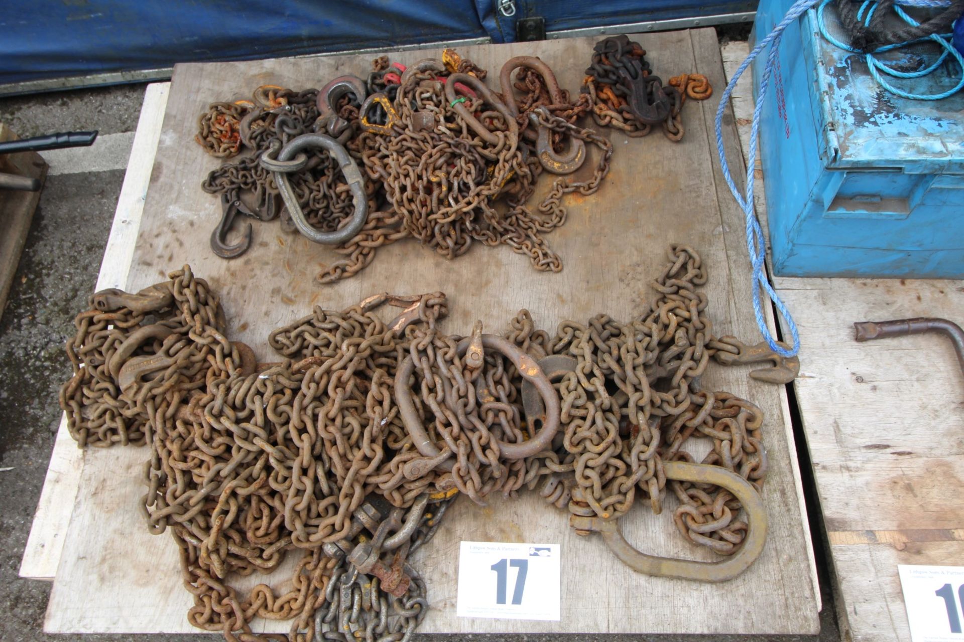 CONTENTS ON PALLET OF VARIOUS LIFTING CHAINS