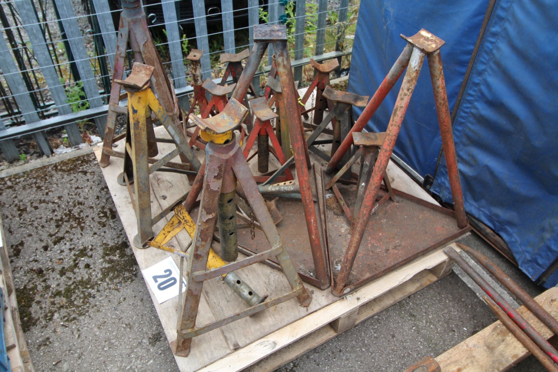 CONTENTS ON PALLET OF VARIOUS LARGE, MEDIUM & SMALL SIZE AXLE STANDS